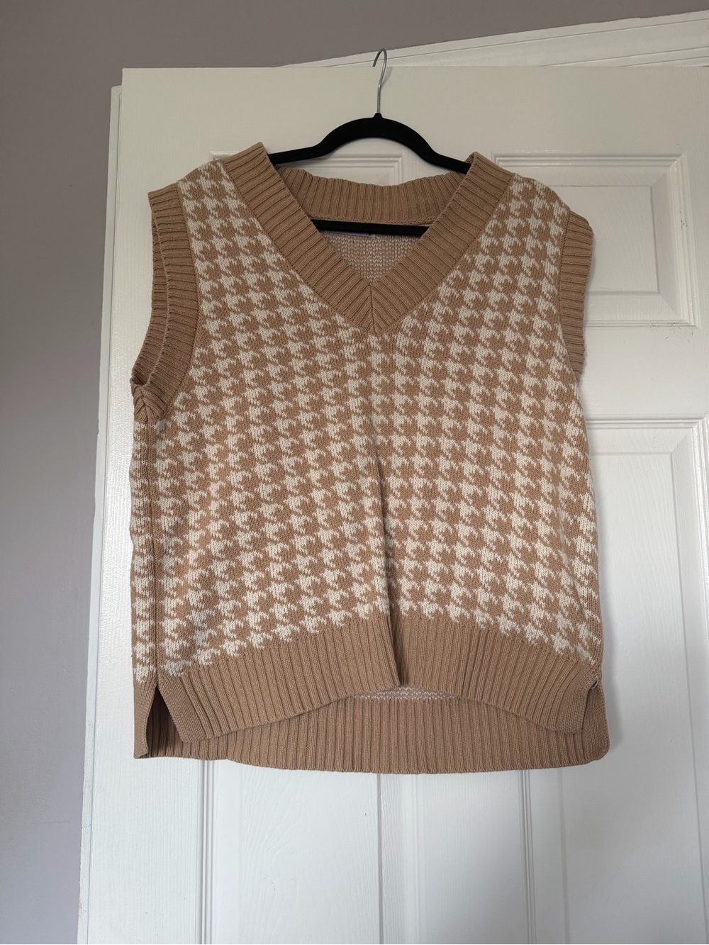 Beige & Cream Houndstooth V-Neck Sweater Vest